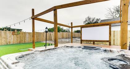 Texas Family Home w/ Hot Tub: 1 Mi to Lake Whitney