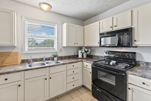 Een magnetron, een oven, een kookplaat, een vaatwasser