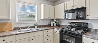 Cozy & Close to Campus!