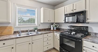 Cozy & Close to Campus!