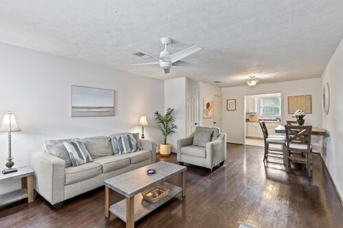 Cozy & Close to Campus!