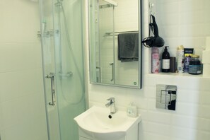 Haartrockner, Handtücher, Seife, Shampoo