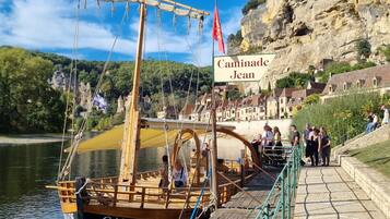 Un bateau nommé « Caminade Jean » a accosté à un quai où était affiché un panneau indiquant « Caminade Jean ».
