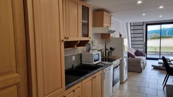 Een koelkast, een microgolfoven, een oven, een kookplaat