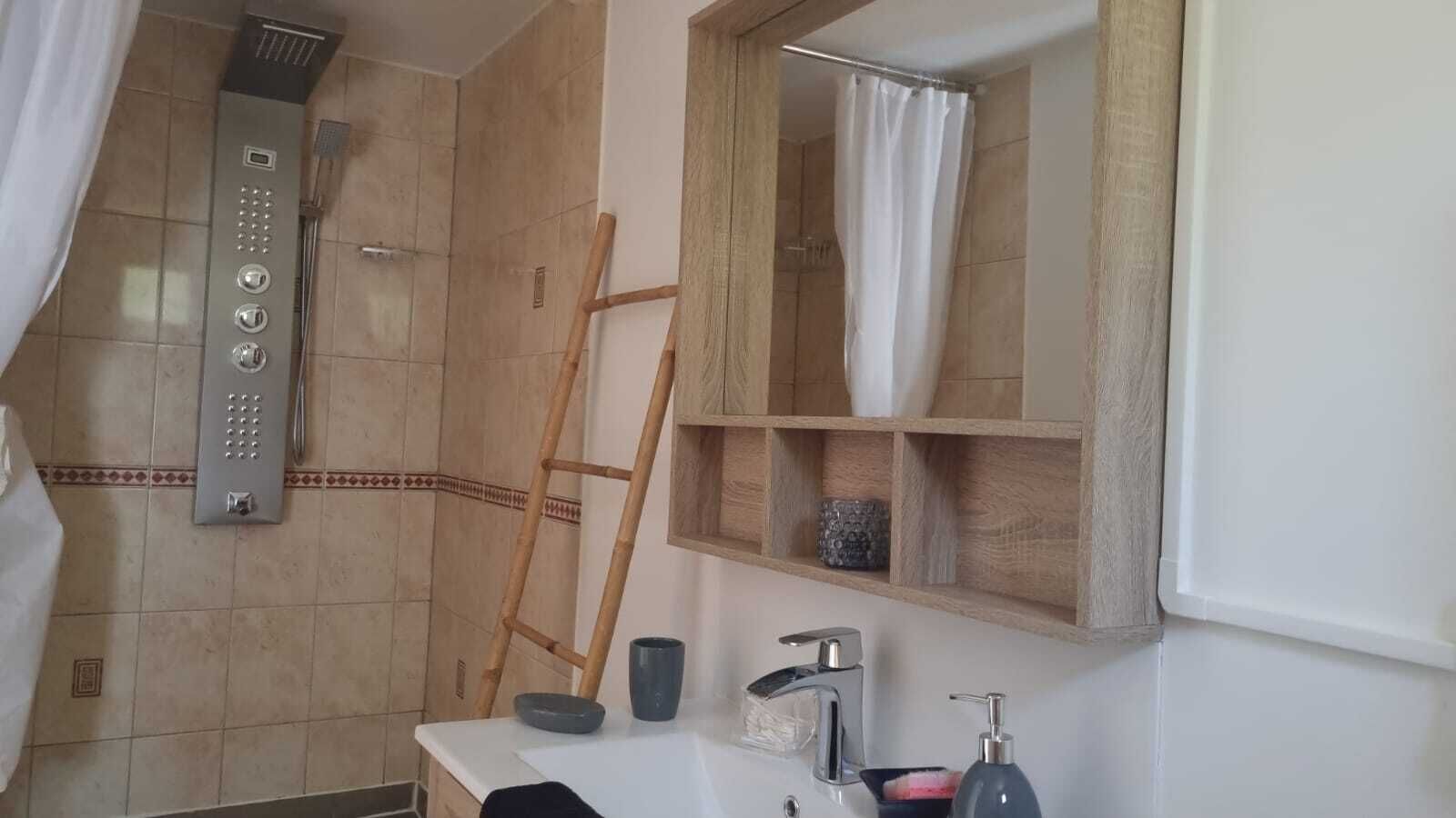 Douche, sèche-cheveux, serviettes fournies, savon