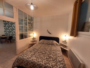 1 chambre, fer et planche à repasser