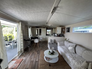 Ein modernes Interieur mit Essbereich, Küche und Wohnbereich.