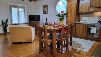 Appartamento Standard | Angolo cottura privato | Frigorifero con congelatore, forno, piano cottura, macchina per tè/caffè