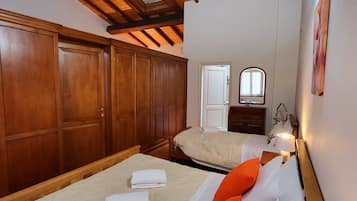 Departamento empresarial, varias camas | Guardarropa