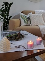 Cubrecamas y caja de seguridad en la habitación 