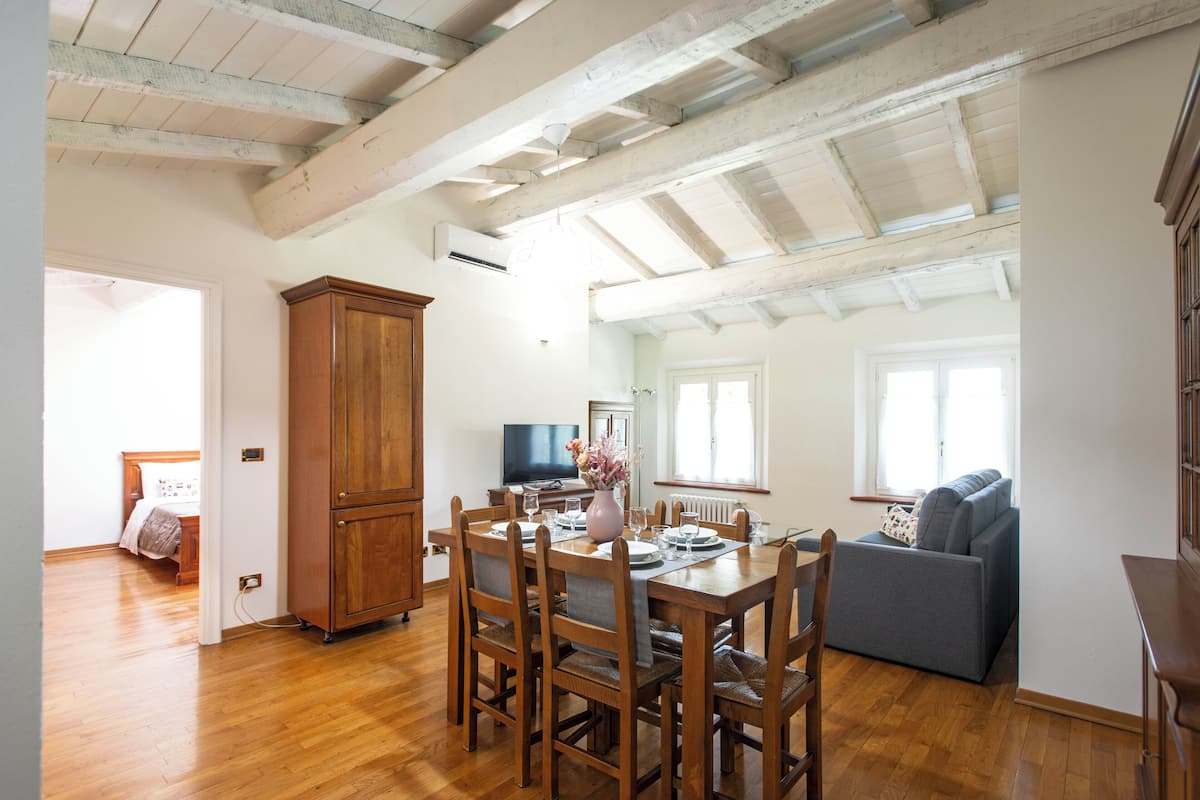 1 habitación, cubrecamas y caja de seguridad en la habitación
