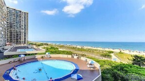 Una piscina sul tetto con vista sulla spiaggia e sull'oceano.