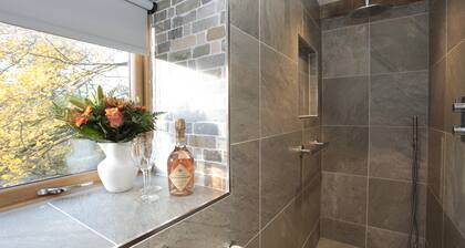 Weavers Cottage sleeping 8 guests in 4 bedrooms