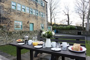 Outdoor dining - Weavers Cottage sleeping 8 guests in 4 bedrooms (Thurlstone)