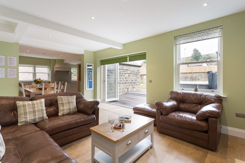 Aitken House - sleeps 10 guests  in 5 bedrooms