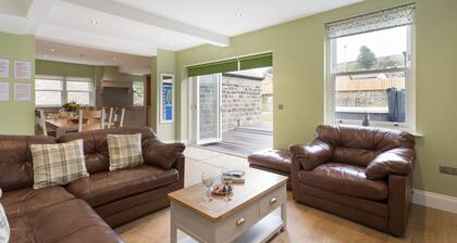 Aitken House - sleeps 10 guests in 5 bedrooms