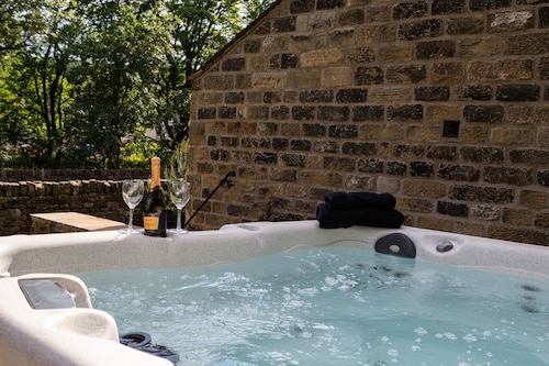 Unsliven Bridge Farm - sleeps 15 guests  in 7 bedrooms