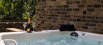 Unsliven Bridge Farm - sleeps 15 guests  in 7 bedrooms