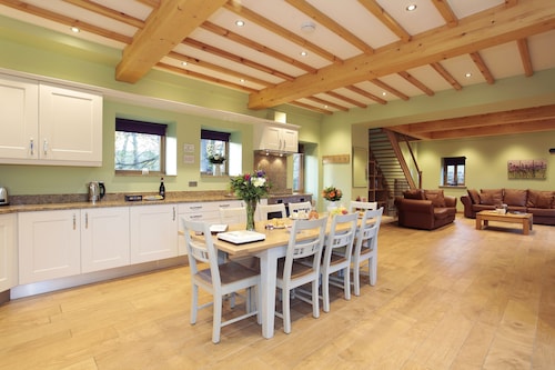 Unsliven Bridge Barn - sleeps 7 guests  in 3 bedrooms