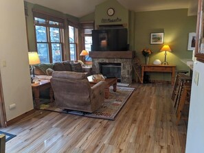 Télévision, cheminée