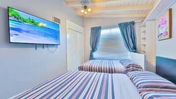 3 chambres, bureau, fer et planche à repasser, lit parapluie