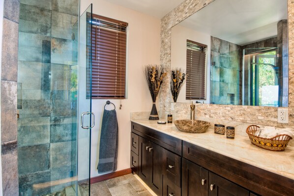 럭셔리 빌라 | 욕실 | 샤워 시설, 수중안마 샤워기, 무료 세면용품, 헤어드라이어