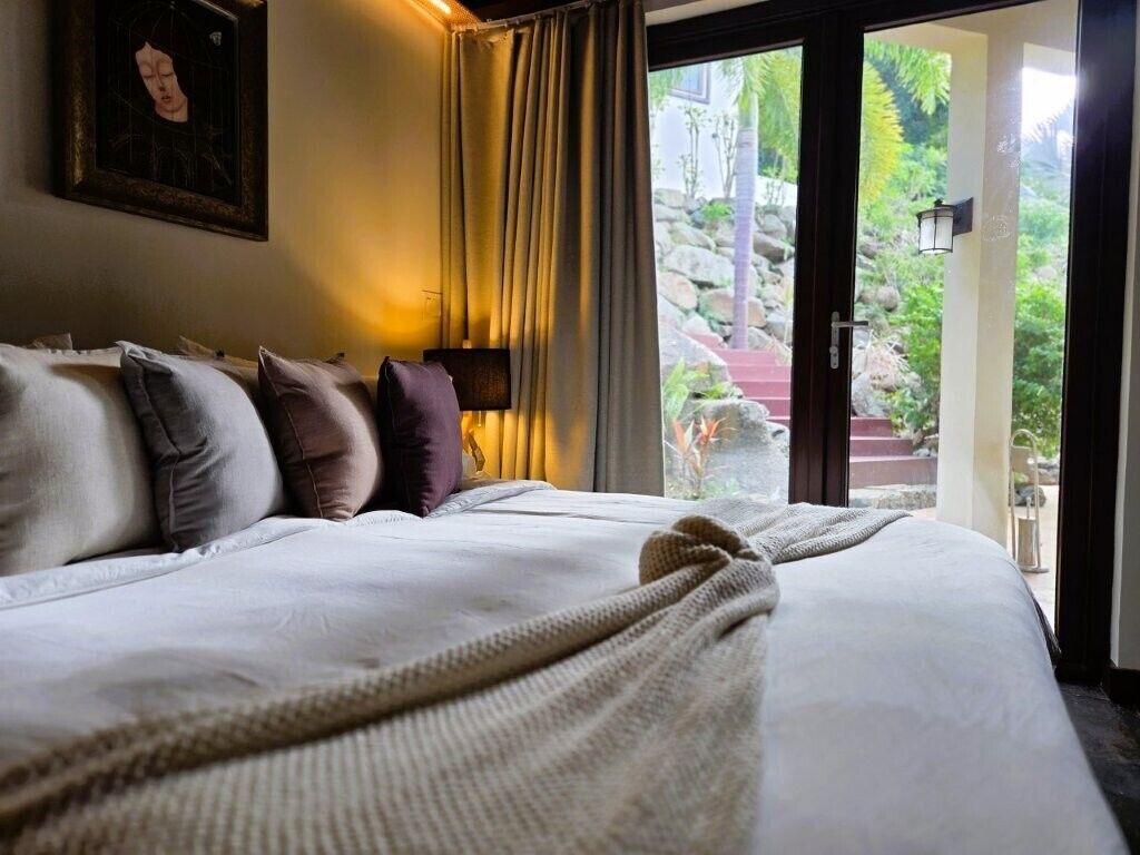 6 bedrooms, Select Comfort beds, in-room safe, desk