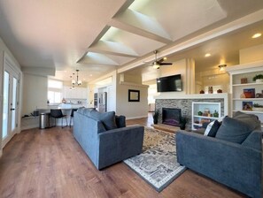 Smart-TV, Kamin, Bücher