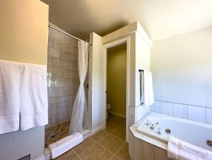 Dusche, Whirlpool, Haartrockner, Handtücher