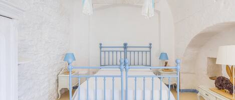 Iron/ironing board, bed sheets