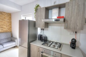 Réfrigérateur, four, plaque de cuisson, cafetière/bouilloire