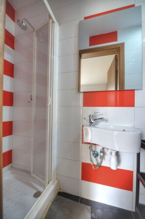Douche, sèche-cheveux, serviettes fournies