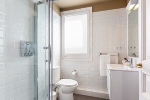 Chuveiro, secador de cabelo, toalhas de banho 