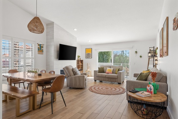 Smart TV, chimenea, futbolito y tenis de mesa