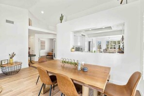 Dining - Desert 🌵Dream Game room, bikes, electric scooters 🛴 and Pickle Ball Courts (Palm Desert)