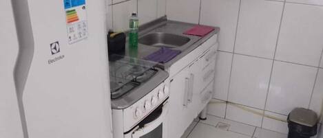Réfrigérateur, four, plaque de cuisson, cafetière/bouilloire