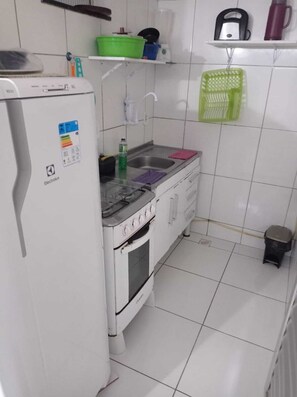 Geladeira, fogão, cooktop, cafeteira/chaleira