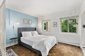 Classic Apartment | Living area | 40-inch TV with digital channels - Studio in the heart of Seattle  (Seattle)