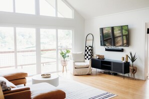Smart-TV, Kamin, Videospiele, Stereoanlage