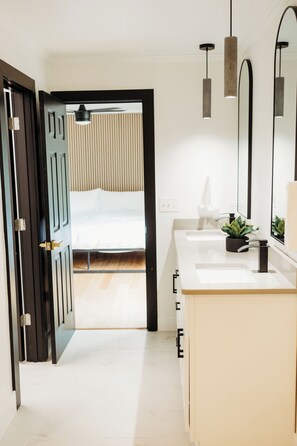 5 bedrooms, free WiFi, bed sheets