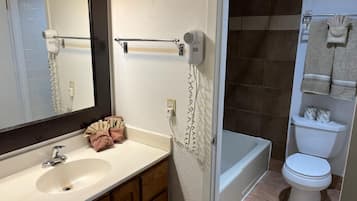 Deluxe Triple Room | Bathroom