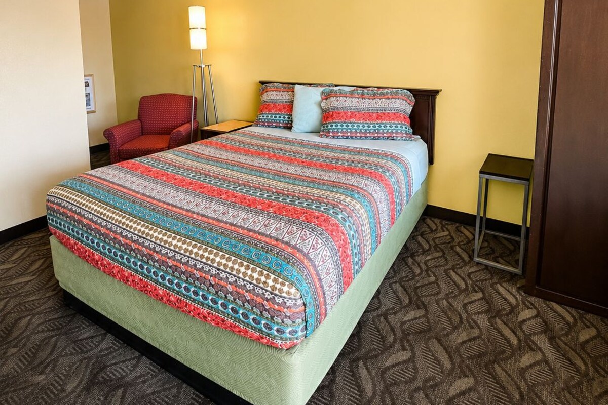 Basic Studio, 1 Queen Bed, Microwave