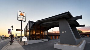 A modern hotel with a large entrance, a sign indicating a vacancy, and a prominent address number. - Vernals Best Value Inn (Vernal)