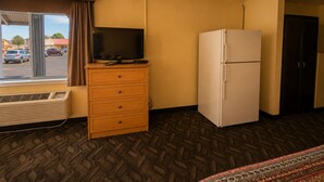 Deluxe Single Room, 2 Queen Beds | Living area - Vernals Best Value Inn (Vernal)