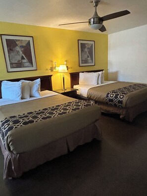 غرفة ديلوكس ثلاثية | أغطية فراش متميزة وألحفة محشوة بالريش وبديكورات فريدة لكل غرفة