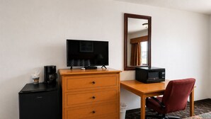 Single Room, 1 King Bed | Living area - Vernals Best Value Inn (Vernal)