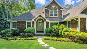 Exterior - Newly Renovated in East Hampton, Private heated Pool, Minutes Between East... (East Hampton)