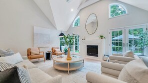 Smart TV, stereo - Newly Renovated in East Hampton, Private heated Pool, Minutes Between East... (East Hampton)