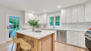 Fridge, microwave, oven, stovetop - Newly Renovated in East Hampton, Private heated Pool, Minutes Between East... (East Hampton)