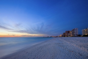 Beach - Stunning Sunsets, Spacious Waterfront Home (Marco Island)